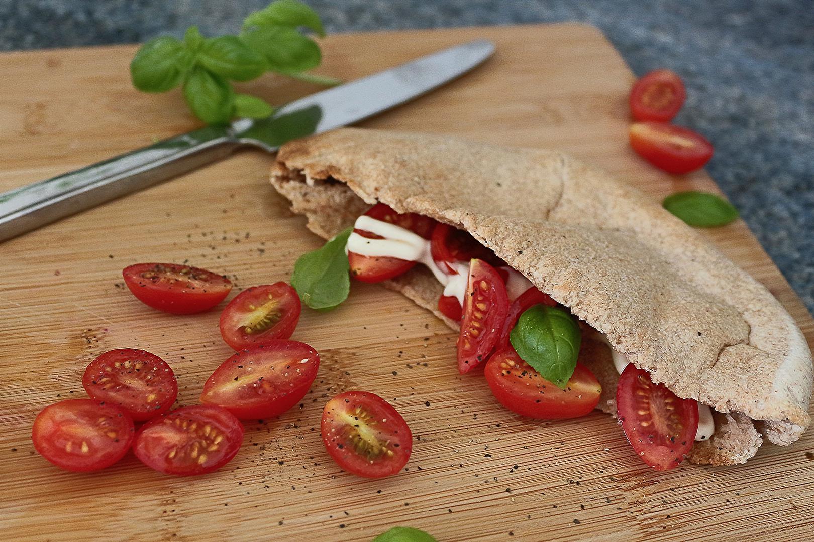 Pitta Bread With Tomatoes And Fresh Basil - 